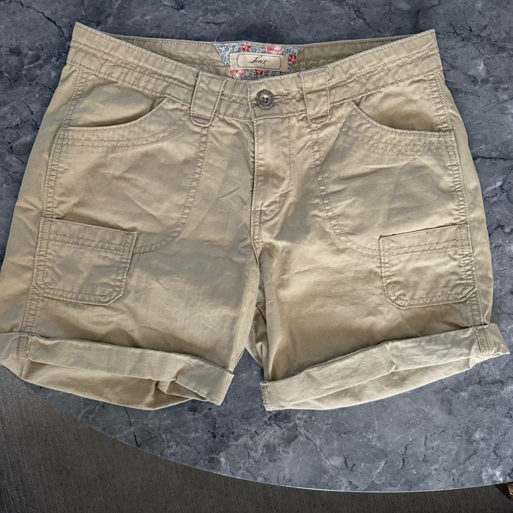 Vintage Levi’s cargo khaki shorts